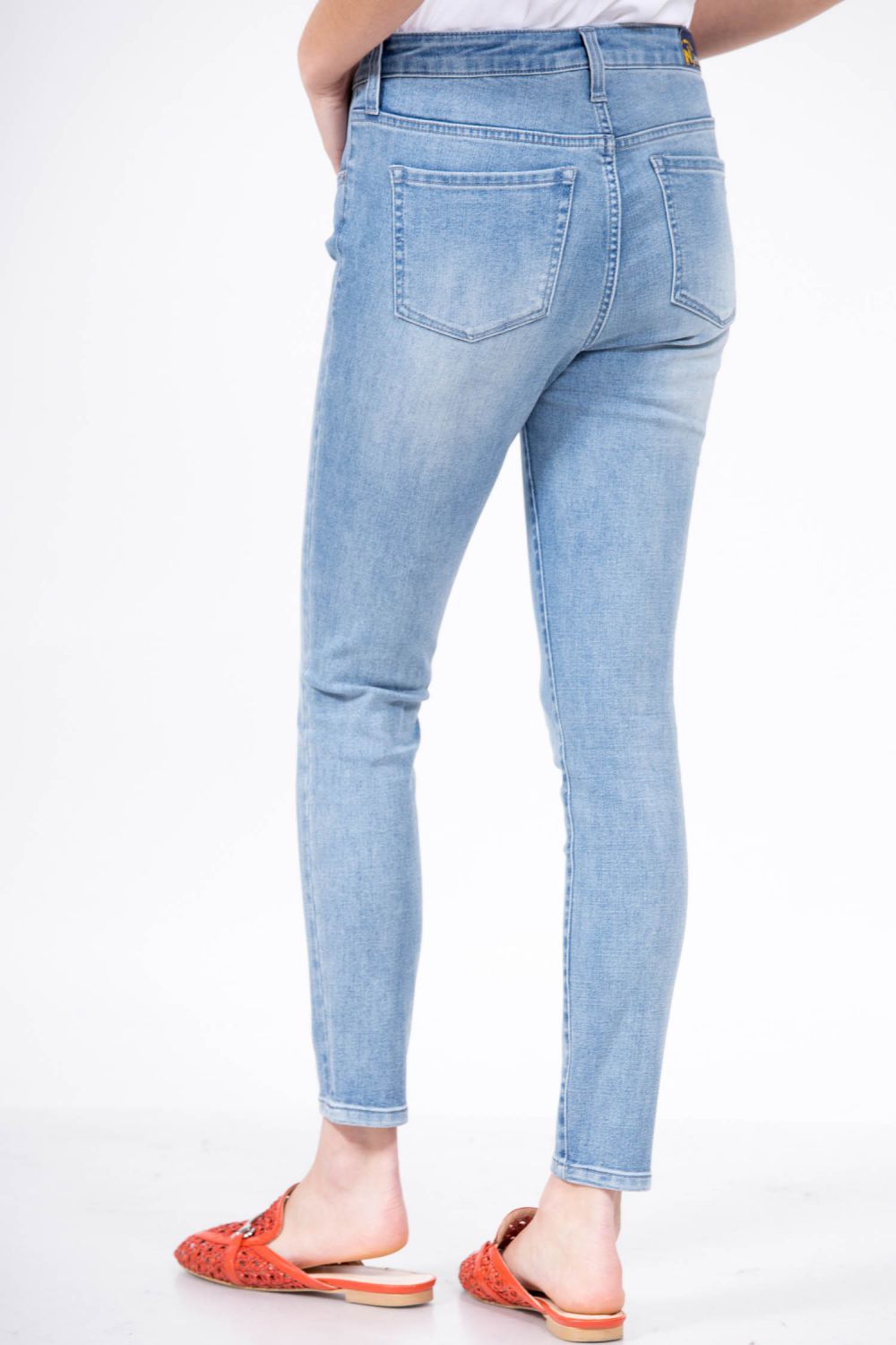 מכנסי סקיני ג’ינס עם שטיפה בהירה