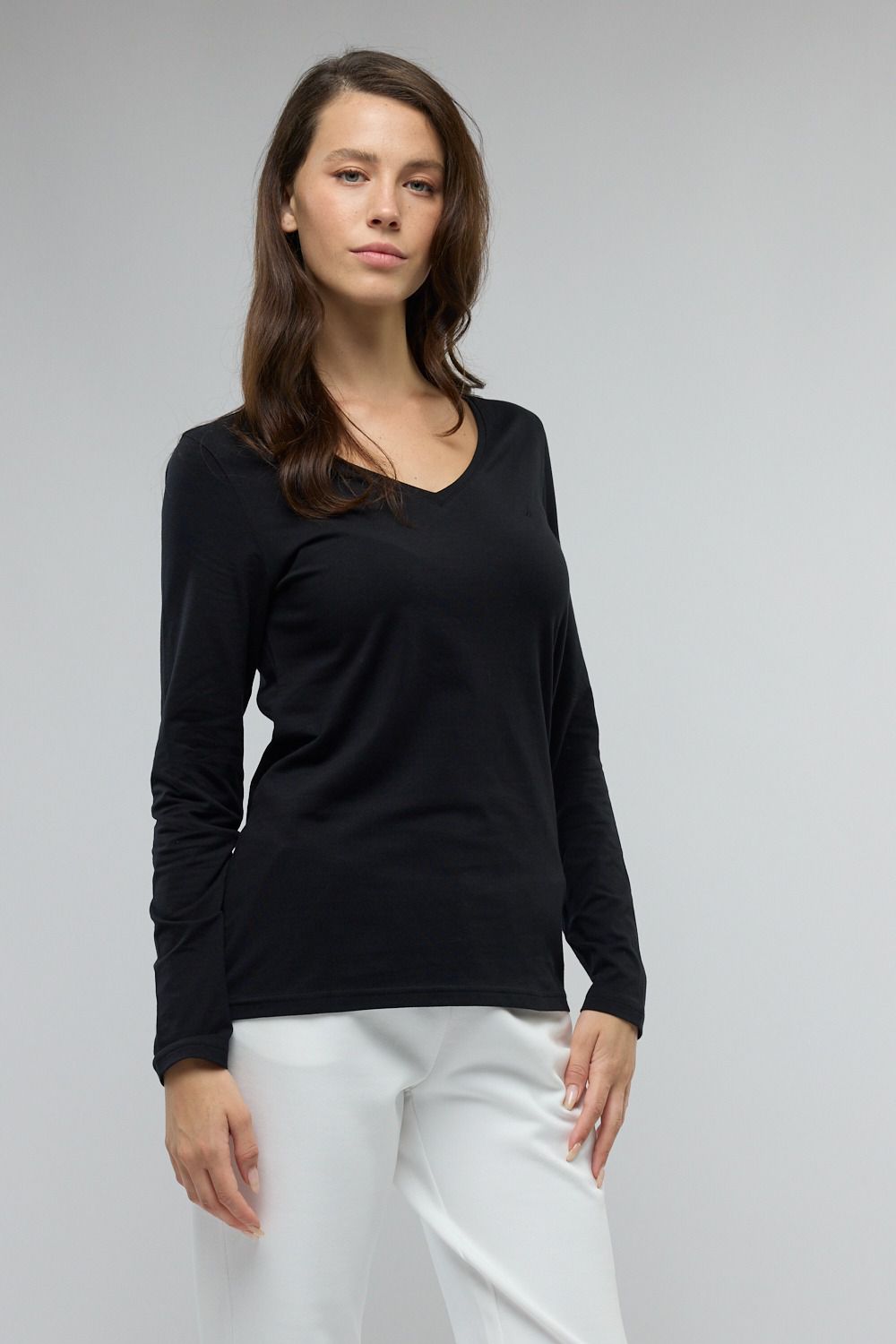 טי שירט צווארון V עם רקמת לוגו