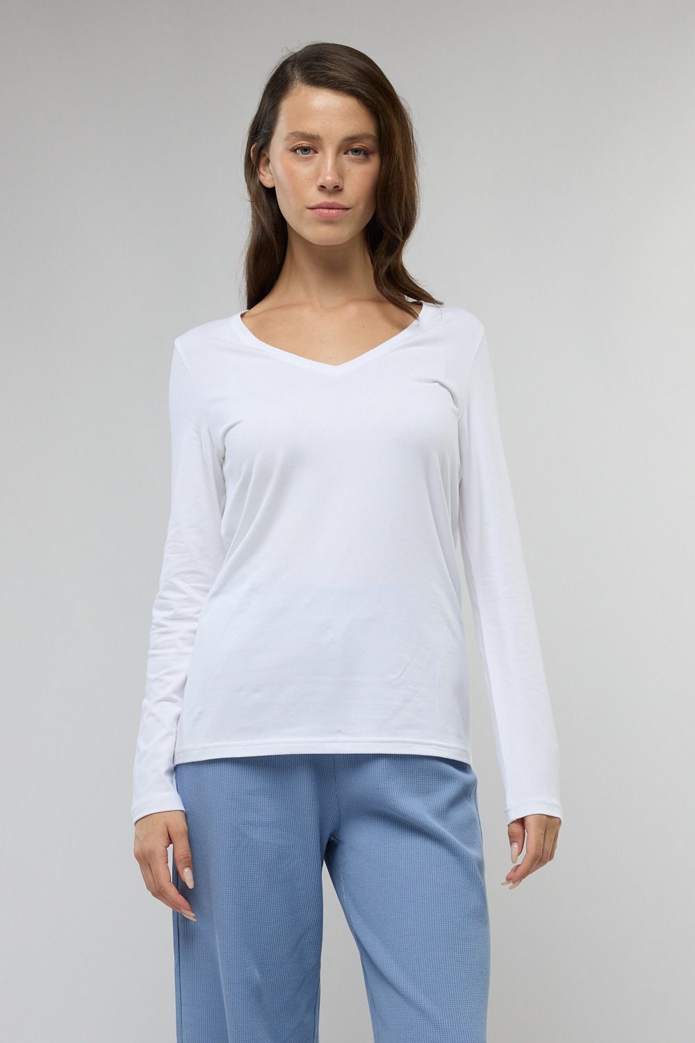 טי שירט צווארון V עם רקמת לוגו