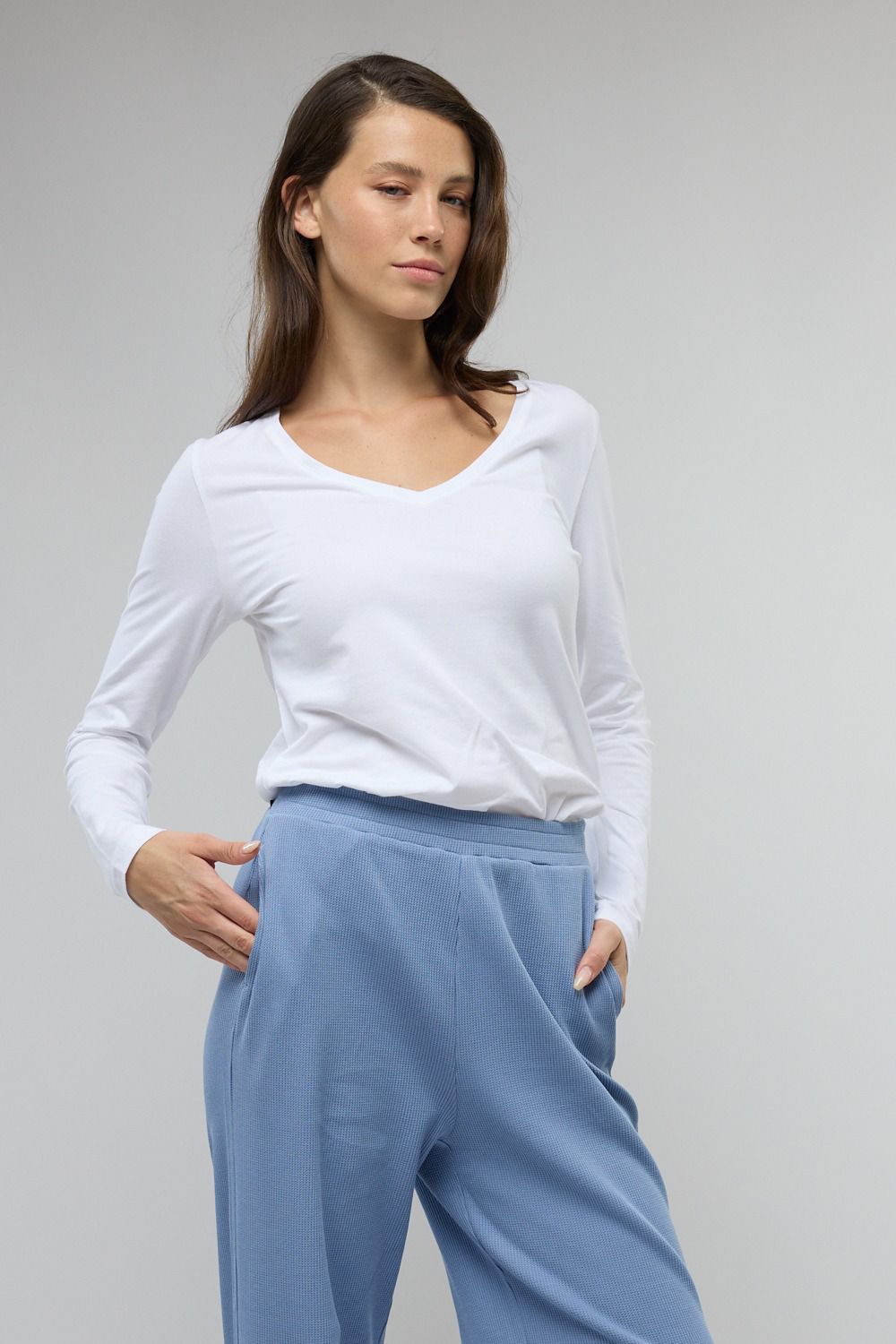 טי שירט צווארון V עם רקמת לוגו