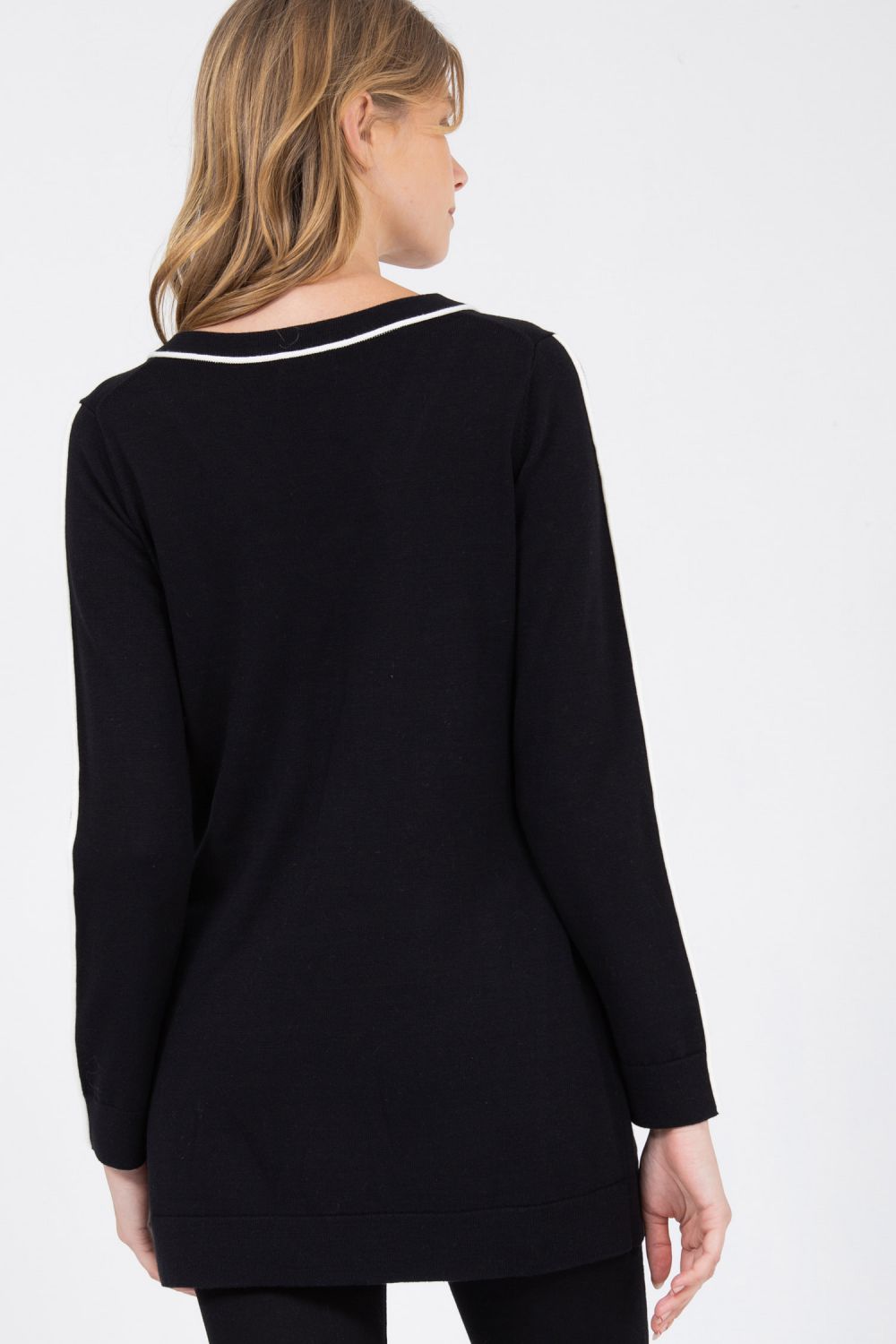 סריג עם מפתח צוואר וי בשילוב פסים