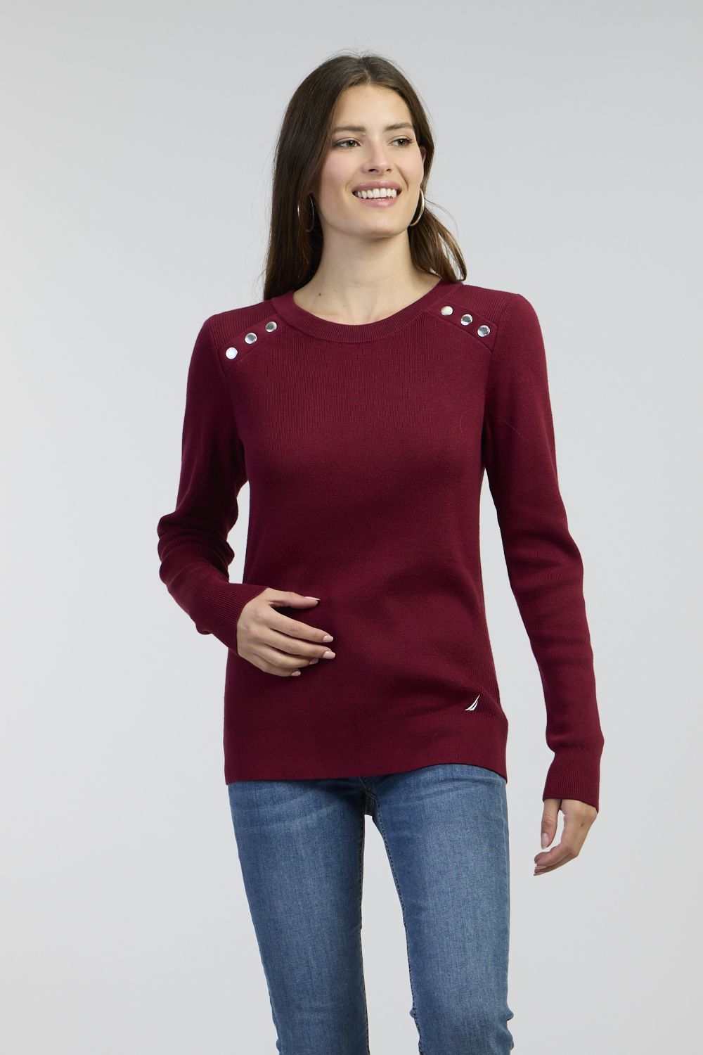 סריג צווארון עגול עם לוגו רקמה בתחתית החולצה