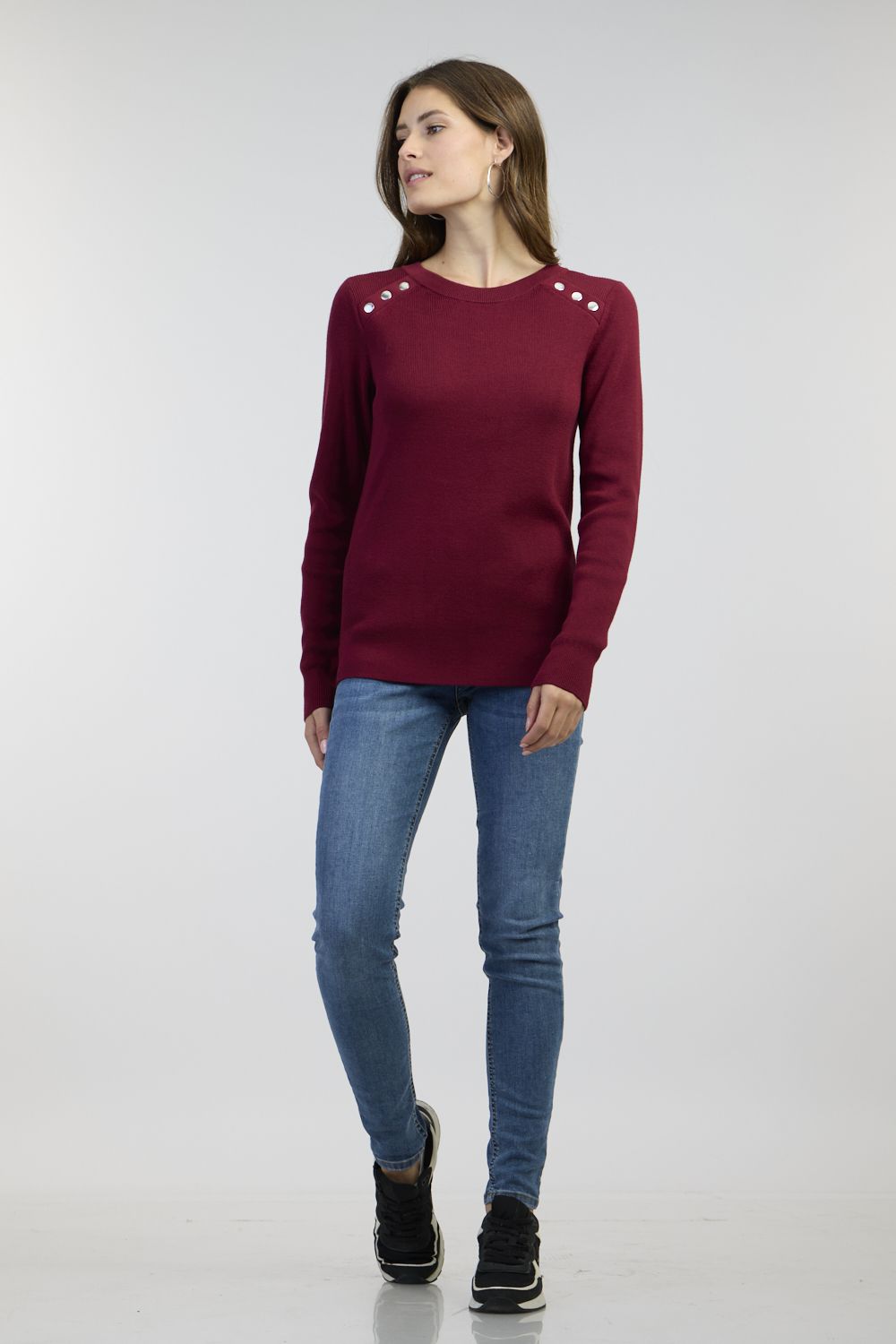 סריג צווארון עגול עם לוגו רקמה בתחתית החולצה