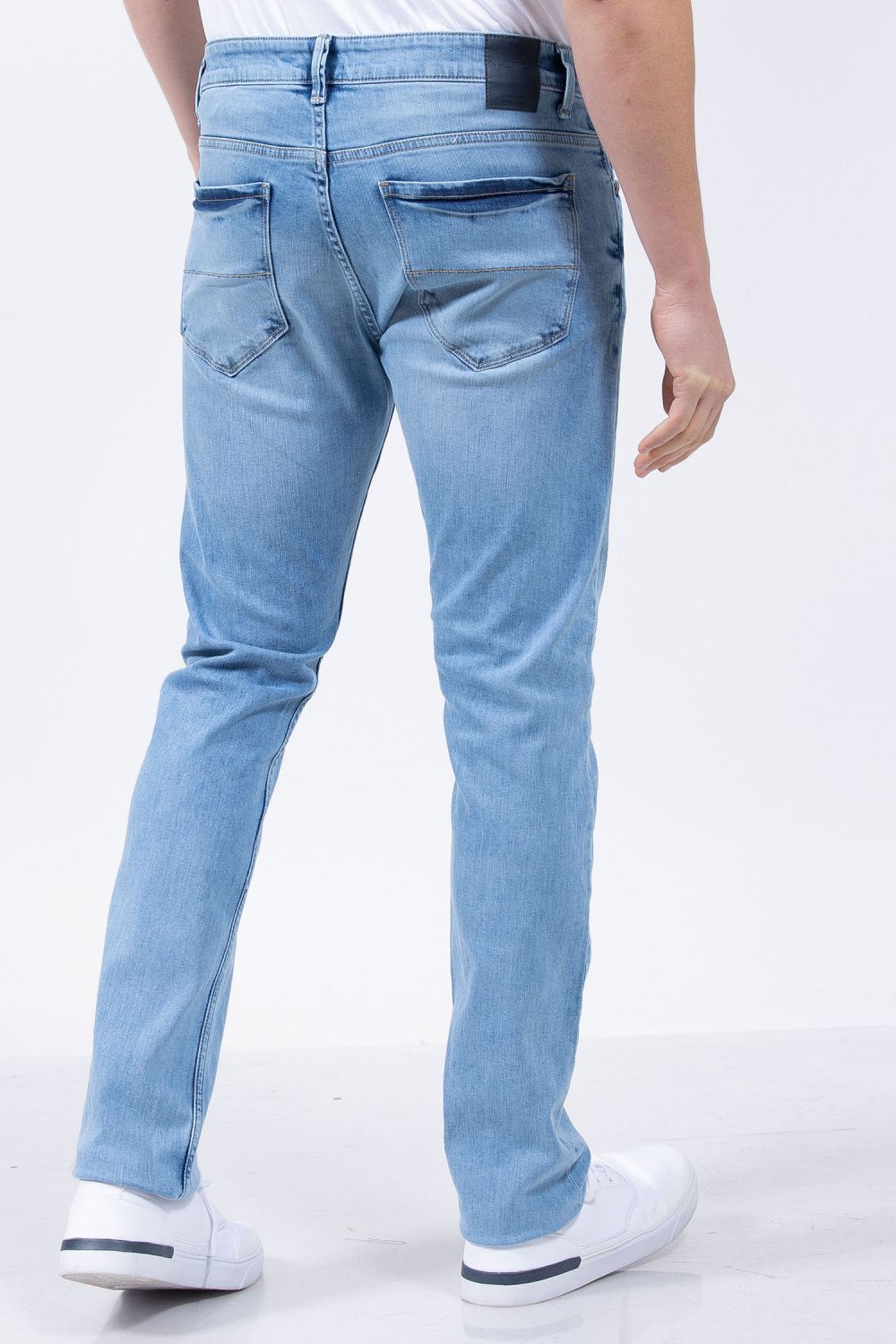 מכנסי ג’ינס בגזרת SLIM FIT סטרץ’ בשטיפה בהירה