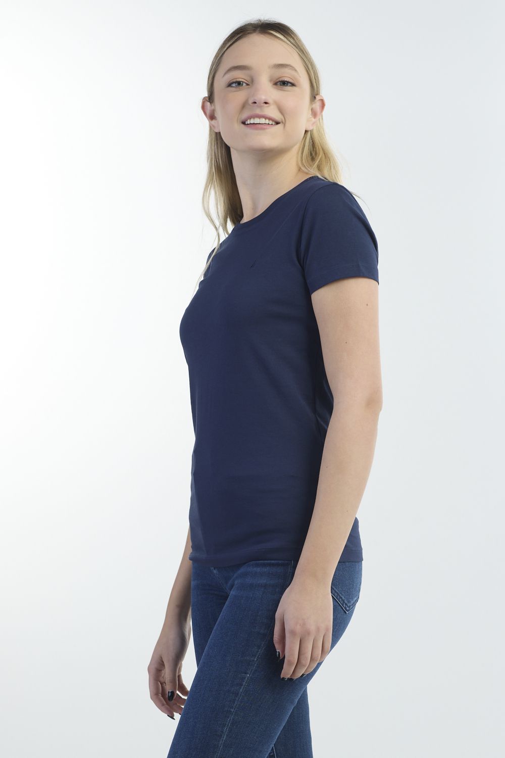 טי שירט עם מפתח צוואר עגול