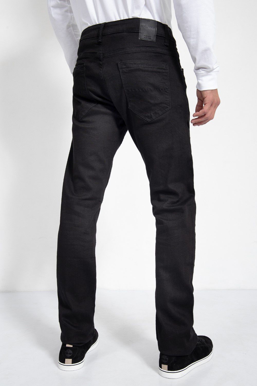 ג’ינס בגזרת SLIM בצבע שחור