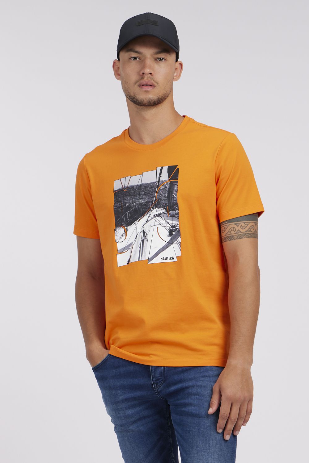 טי שירט לגבר עם צווארון עגול והדפס