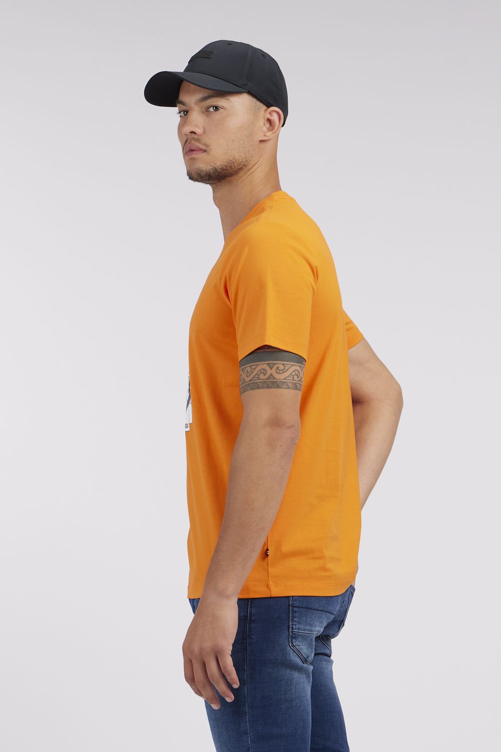 טי שירט לגבר עם צווארון עגול והדפס