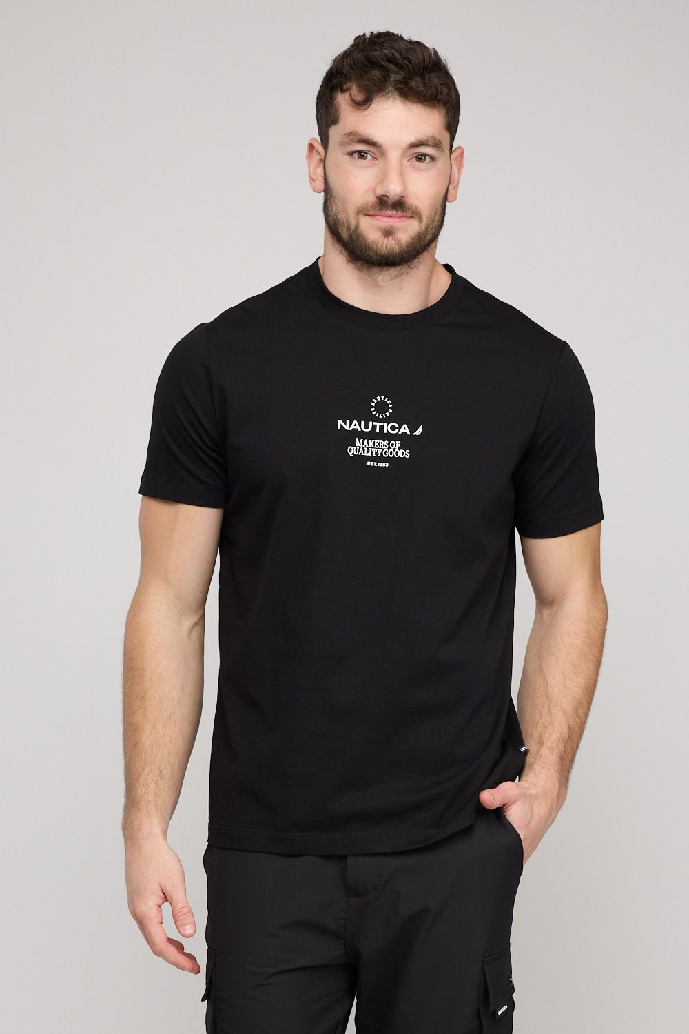 טי שירט קצרה לגברים עם הדפס קטן בחזה