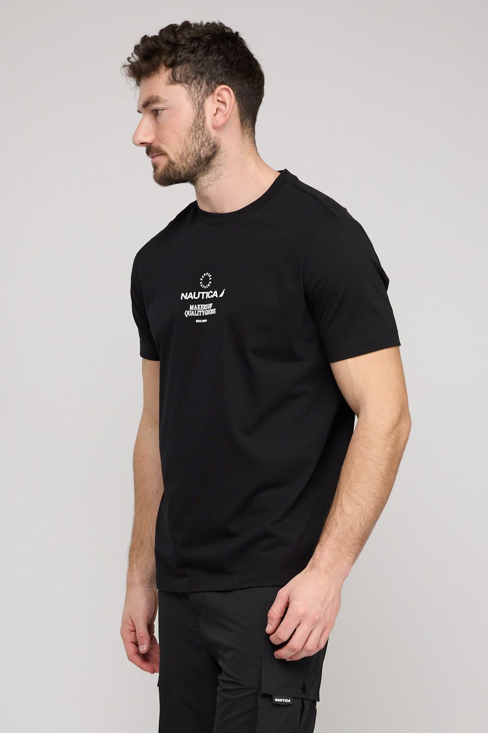 טי שירט קצרה לגברים עם הדפס קטן בחזה