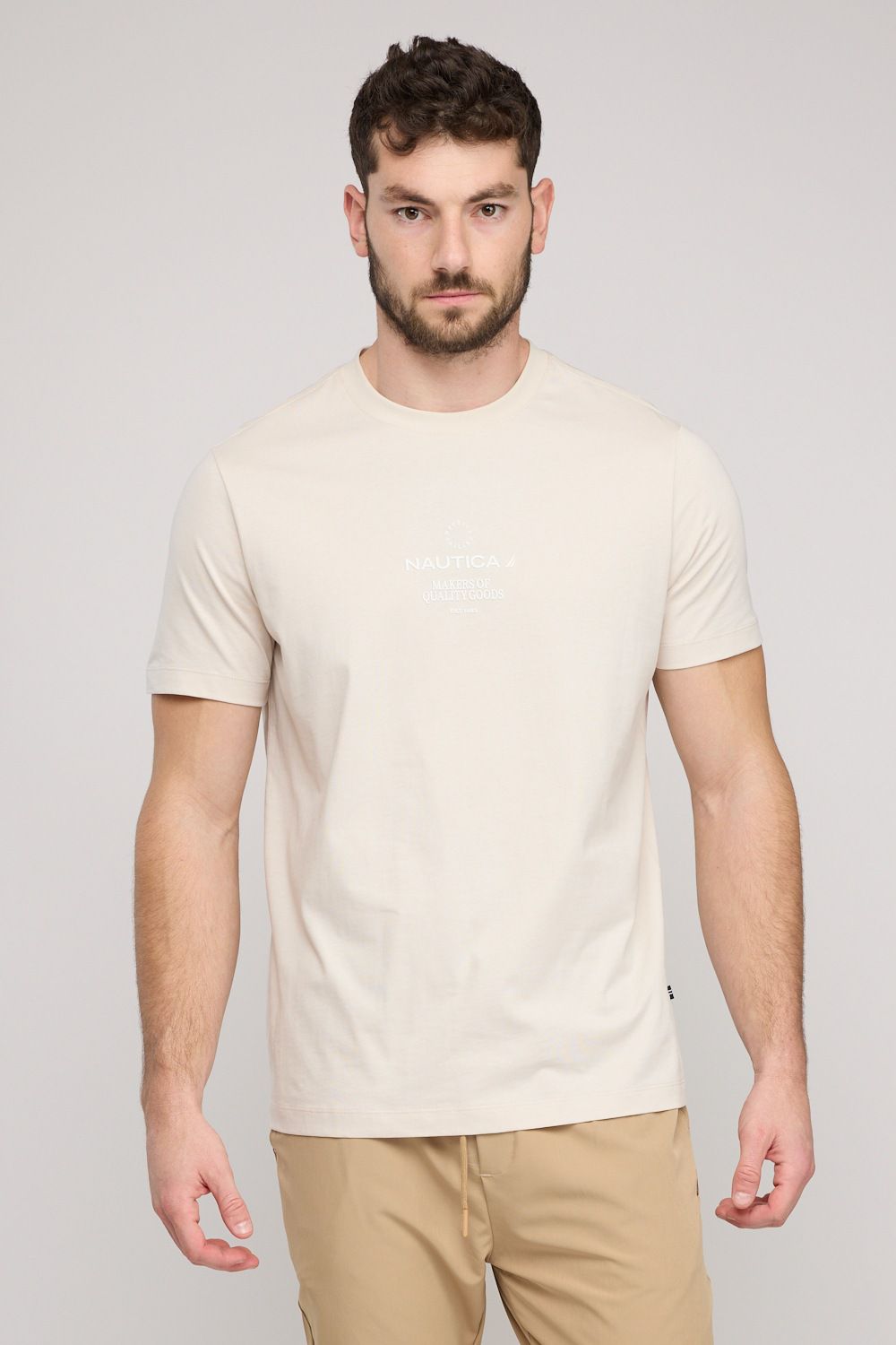 טי שירט קצרה לגברים עם הדפס קטן בחזה