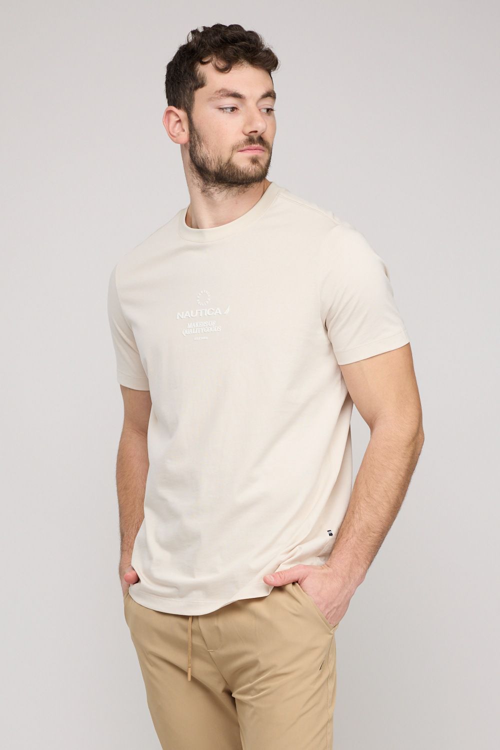 טי שירט קצרה לגברים עם הדפס קטן בחזה