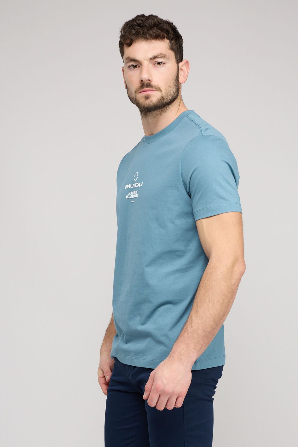 טי שירט קצרה לגברים עם הדפס קטן בחזה