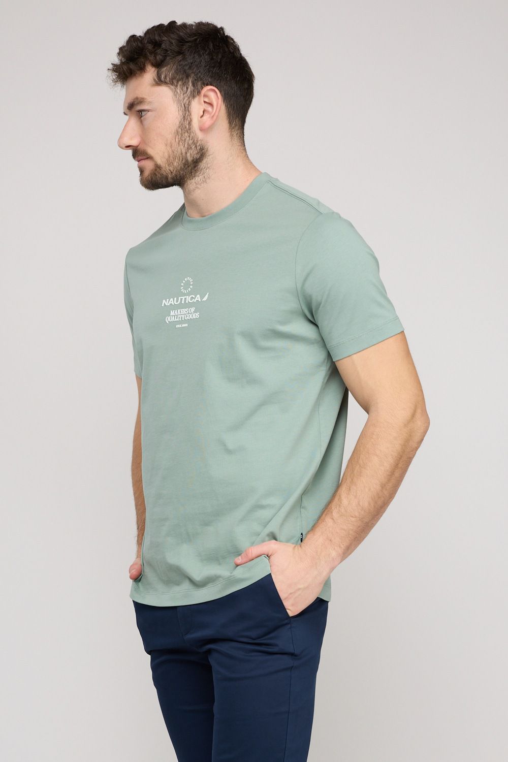 טי שירט קצרה לגברים עם הדפס קטן בחזה