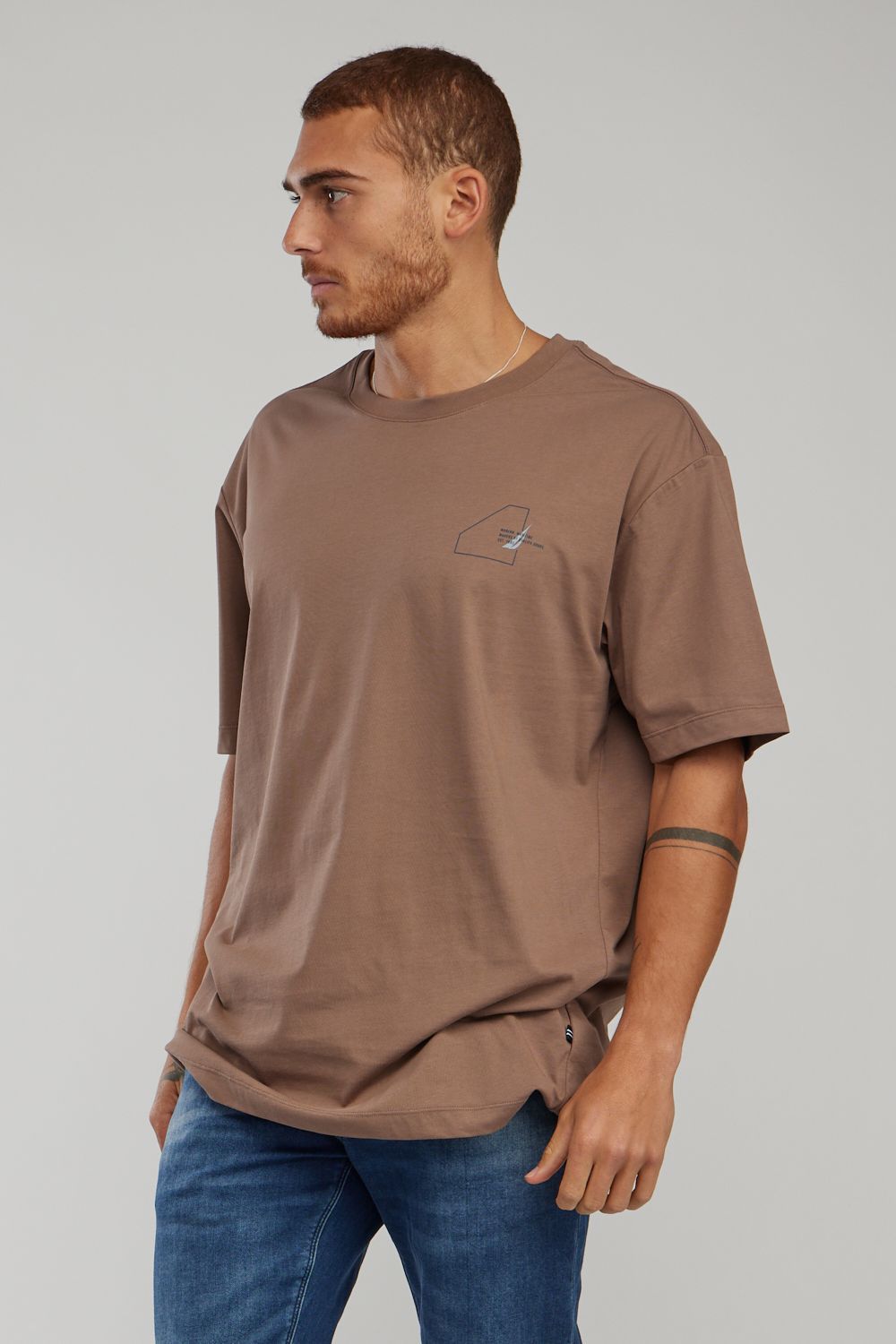 טי שירט עם שרוולים קצרים והדפס Nautica לגברים