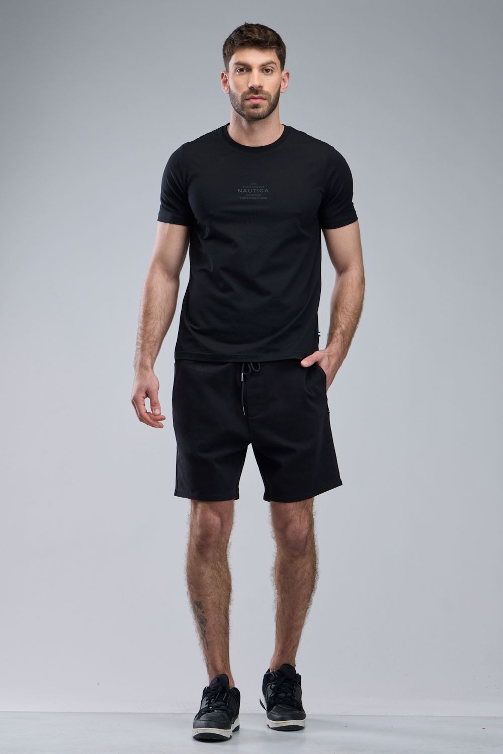 טי שירט לגברים עם שרוולים קצרים ולוגו Nautica בולט לגברים