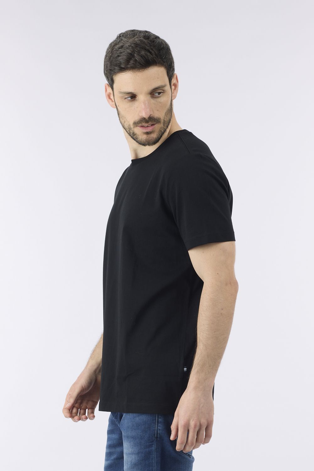 חולצה טי שירט עם לוגו כיתוב בחזית