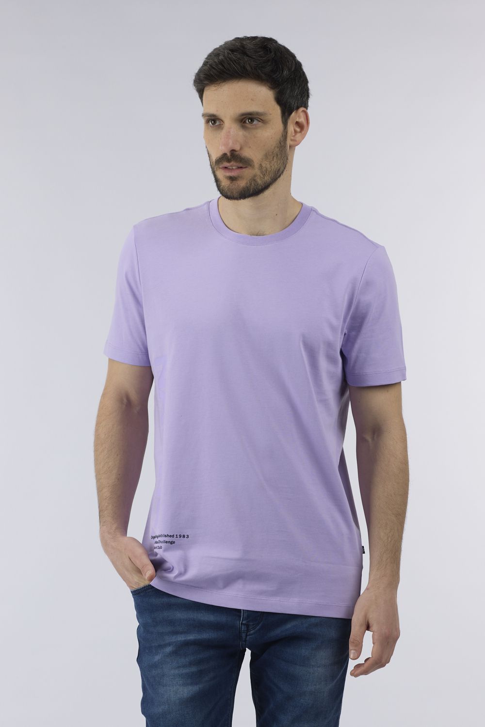 חולצה טי שירט עם לוגו כיתוב בחזית