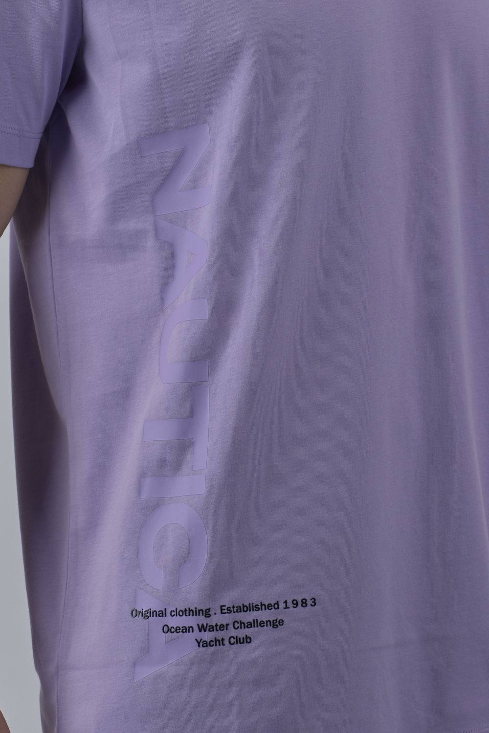 חולצה טי שירט עם לוגו כיתוב בחזית