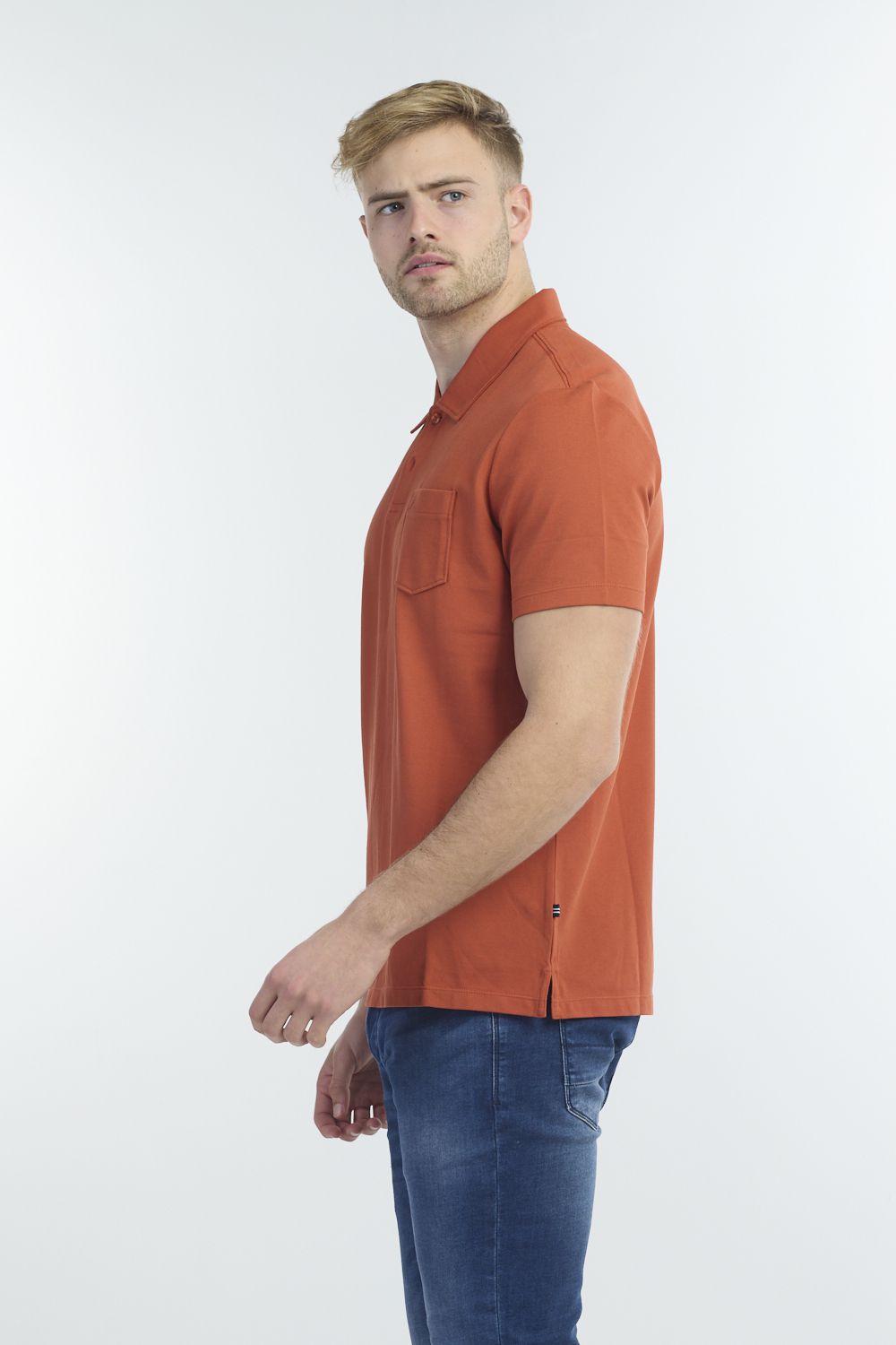 חולצת פולו חלקה עם כיס בחזית לגבר