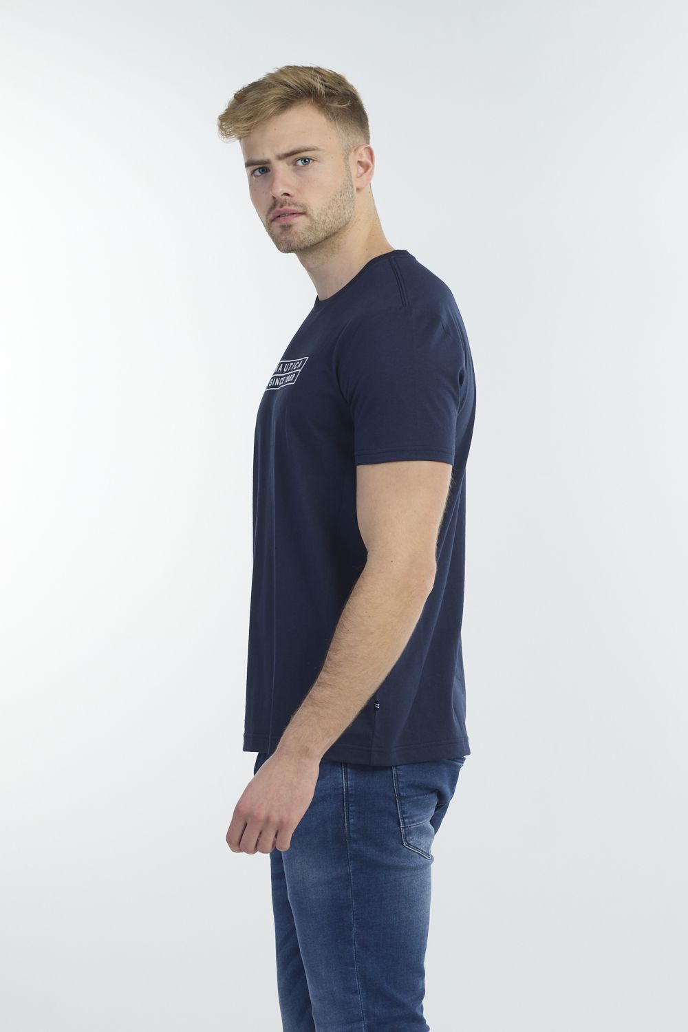 חולצה עם צווארון עגול לגברים עם לוגו נאוטיקה