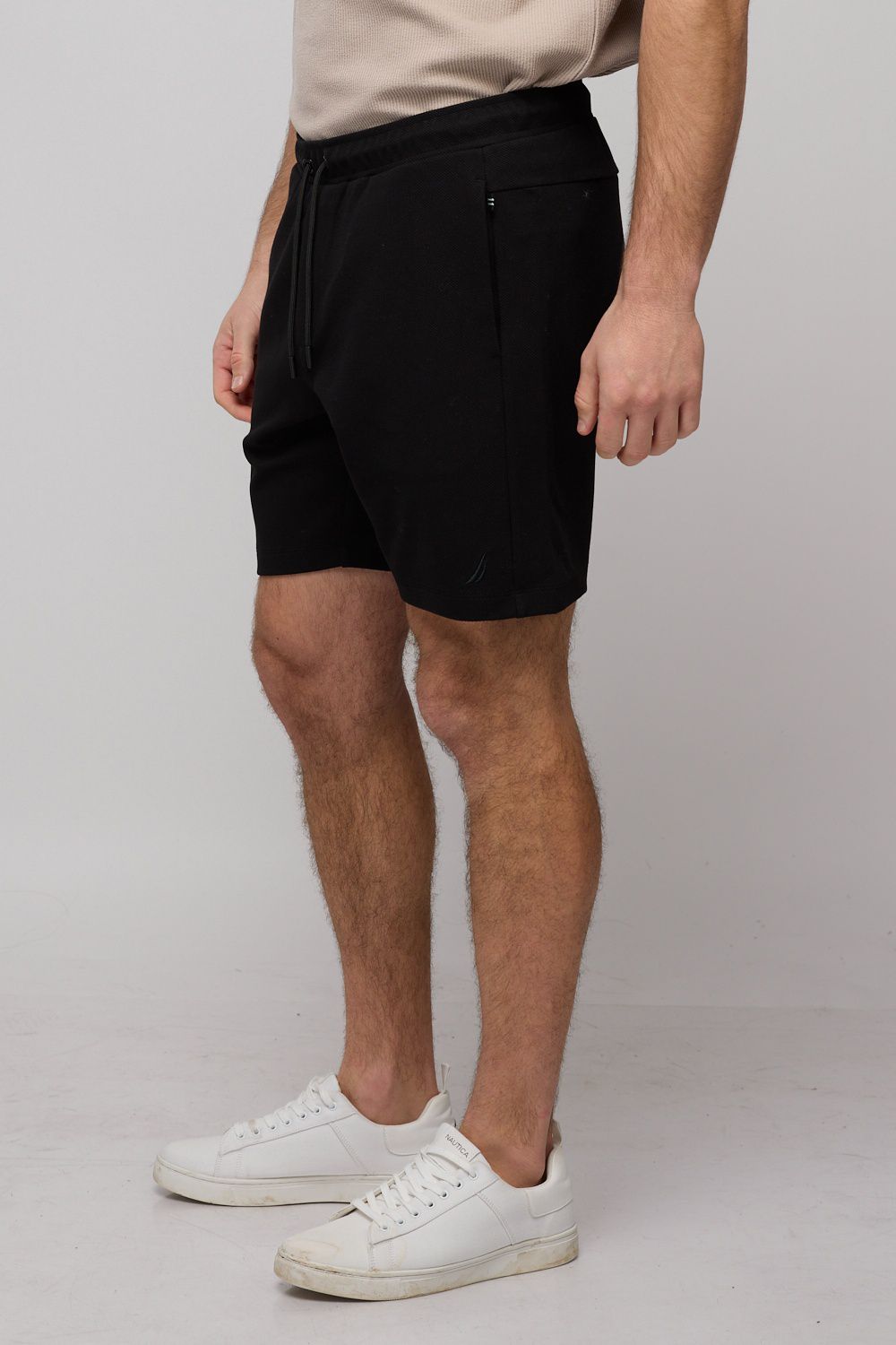 מכנסיים קצרים לגברים