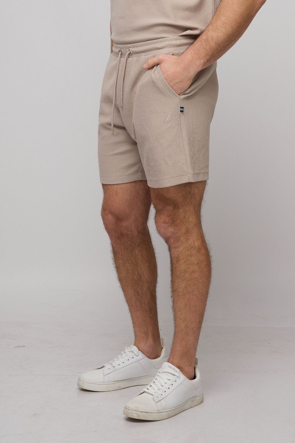 מכנסיים קצרים לגברים