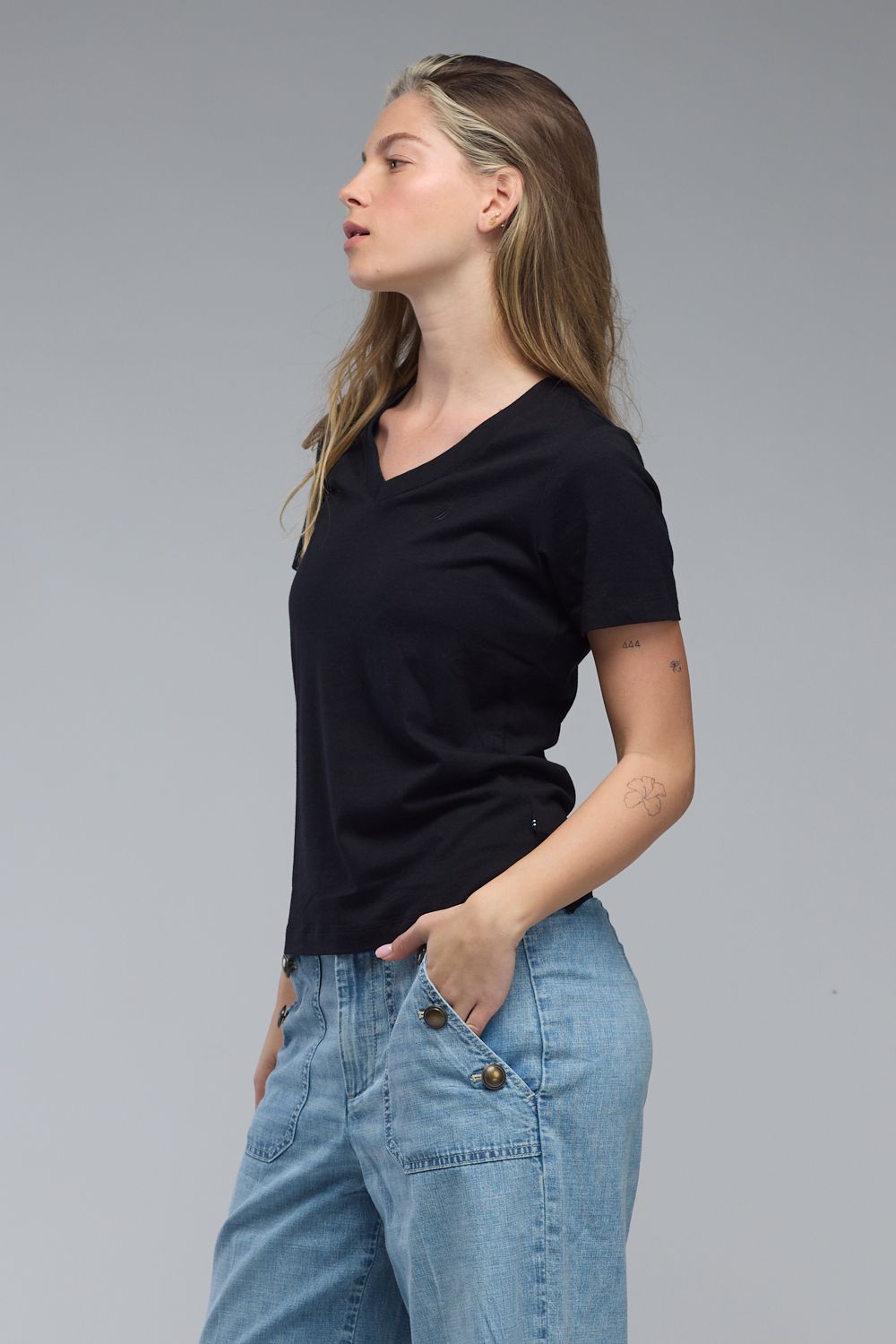 טי שירט עם צווארון V ולוגו Nautica לנשים