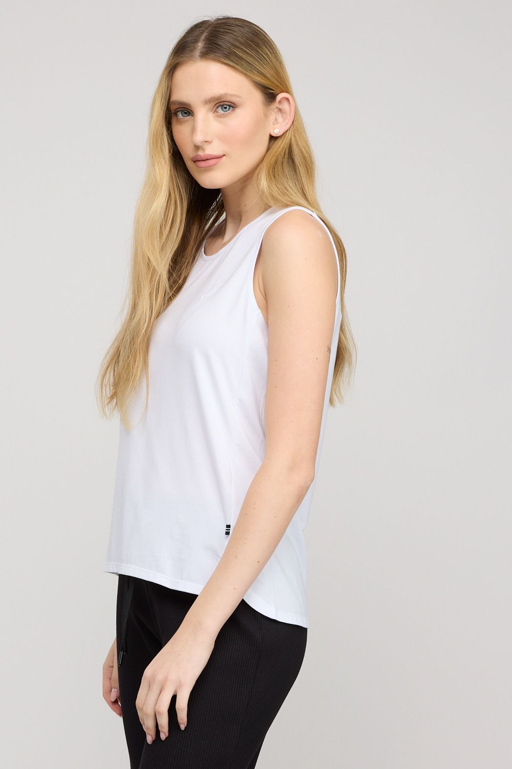 גופיית טי ללא שרוולים לנשים