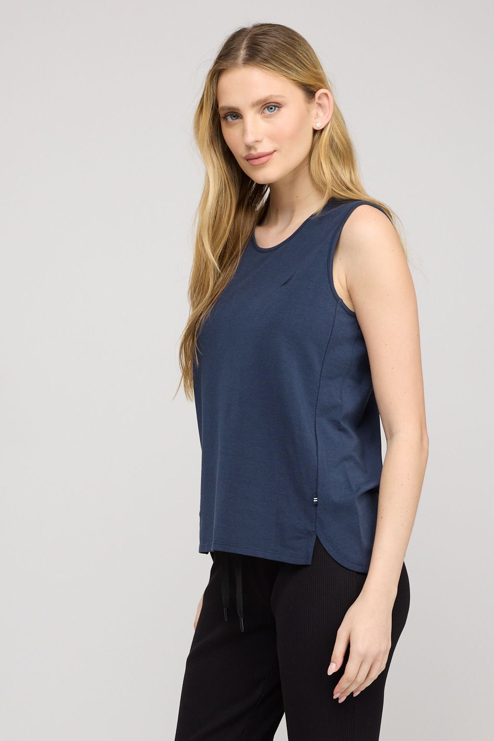 גופיית טי ללא שרוולים לנשים