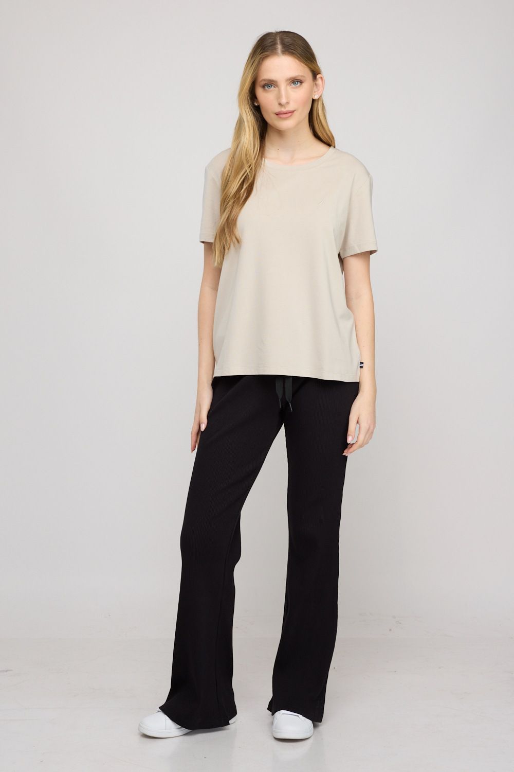 חולצת טי בייסיק לנשים OVERSIZED