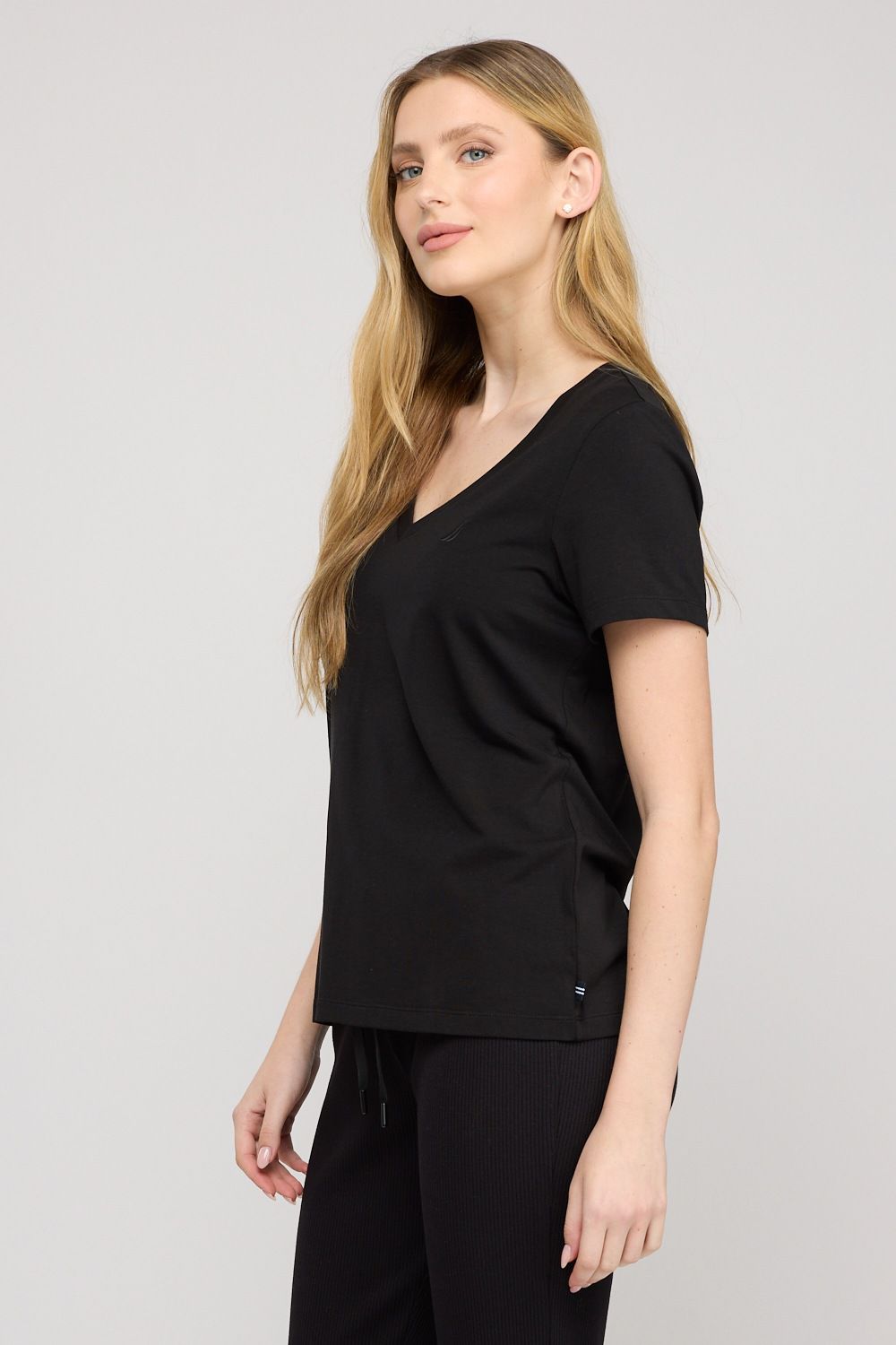 חולצת טי-שירט V קצרה לנשים