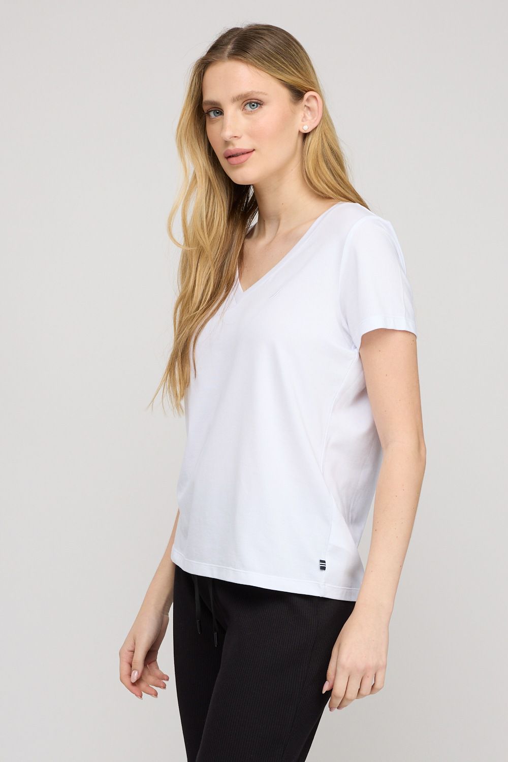 חולצת טי-שירט V קצרה לנשים