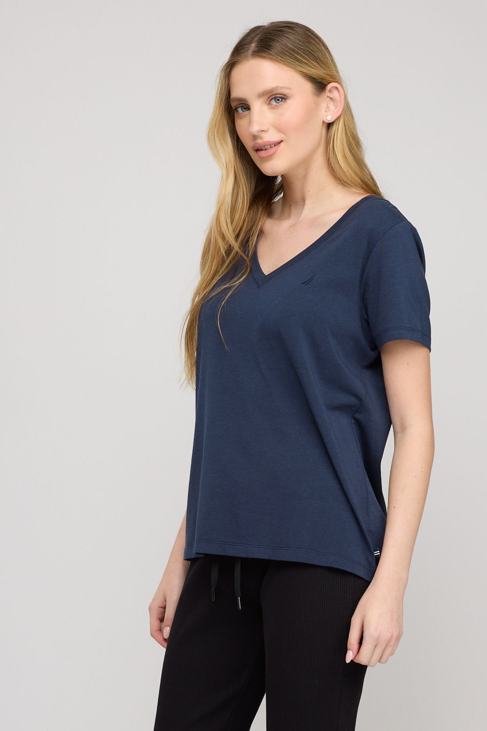 חולצת טי-שירט V קצרה לנשים