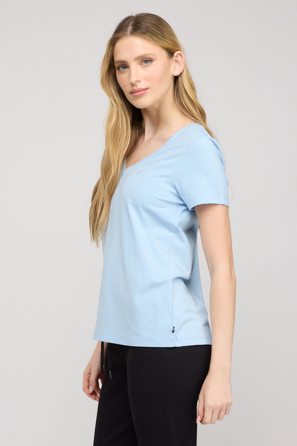 חולצת טי-שירט V קצרה לנשים