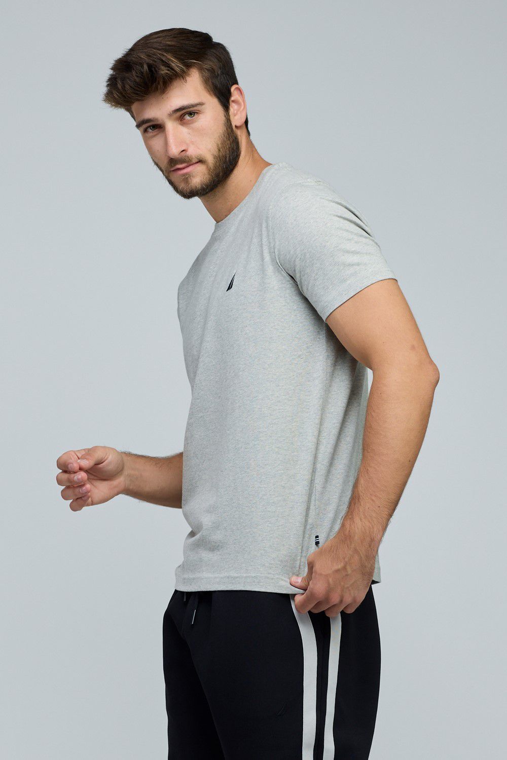 טי שירט בייסיק עם צווארון עגול ורקמת לוגו