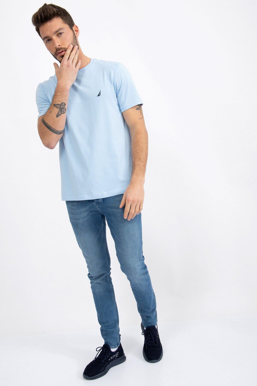 טי שירט בייסיק עם צווארון עגול ורקמת לוגו