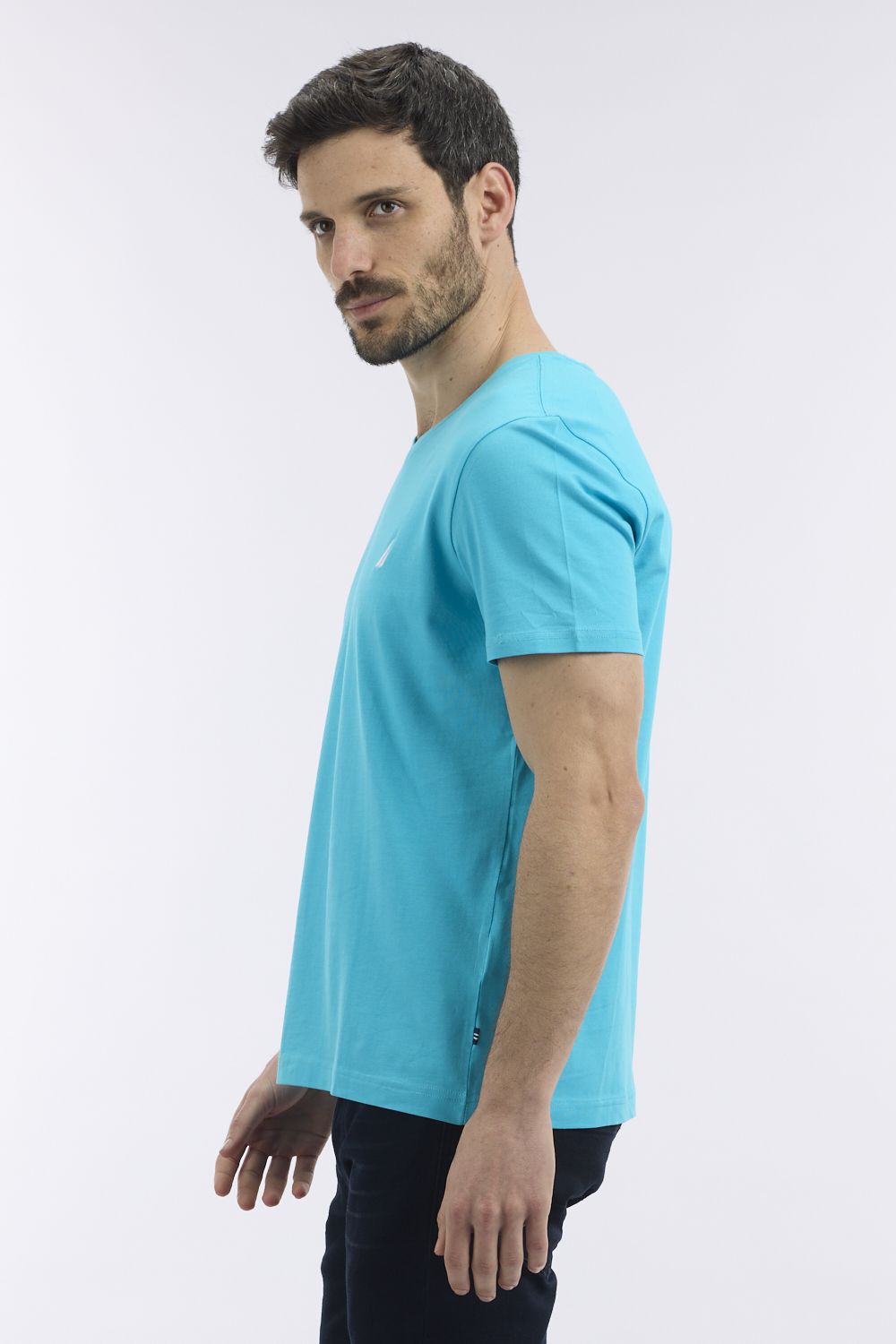 טי שירט בייסיק עם צווארון V ורקמת לוגו