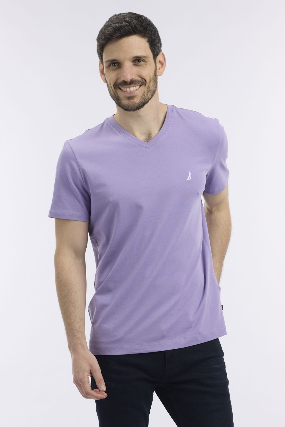 טי שירט בייסיק עם צווארון V ורקמת לוגו