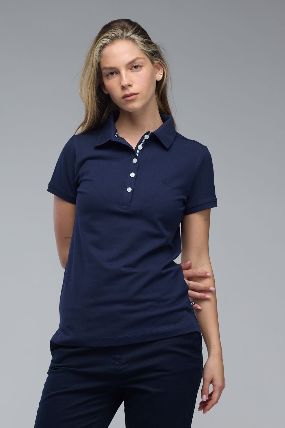 חולצת פולו שרוולים קצרים עם רקמת לוגו לנשים