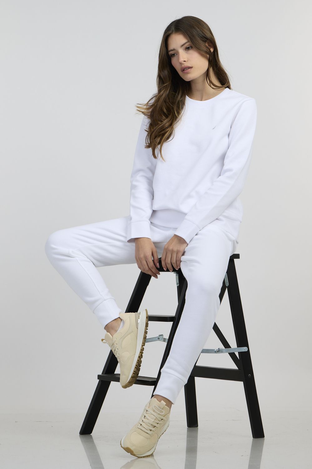 סווטישירט חלק עם רקמת לוגו