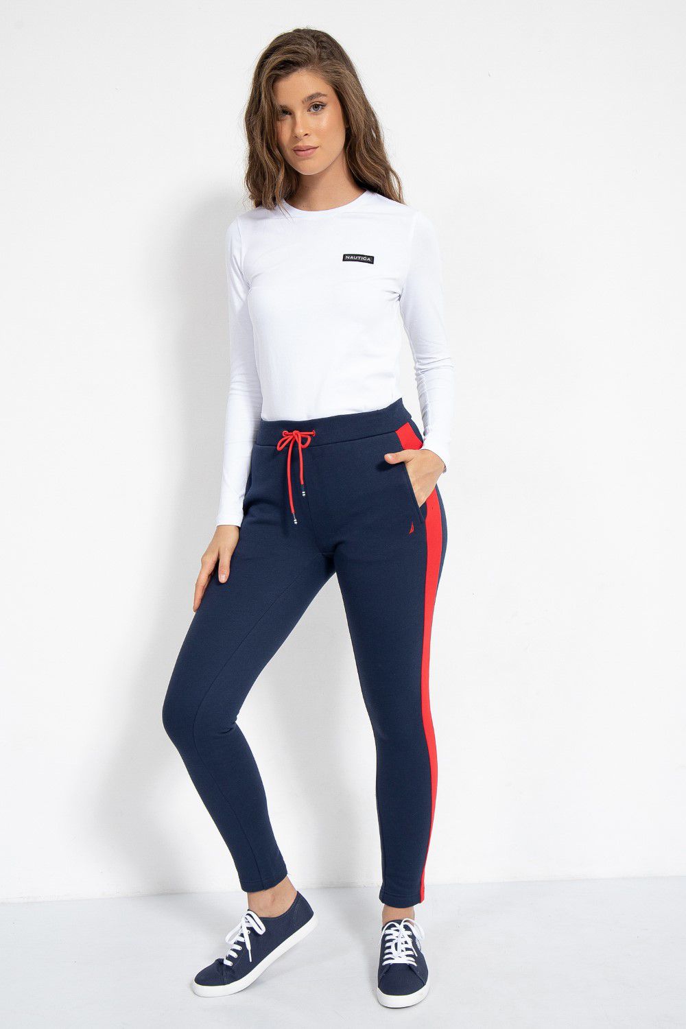 מכנסי טרנינג עם כיסים ופסים בצדדים