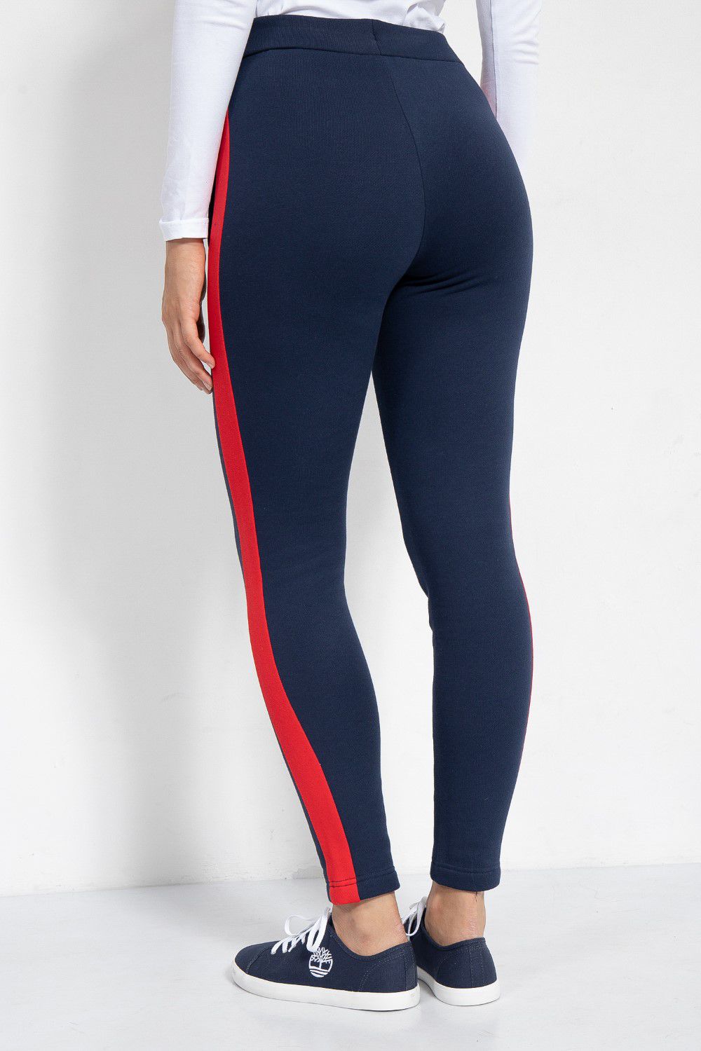 מכנסי טרנינג עם כיסים ופסים בצדדים