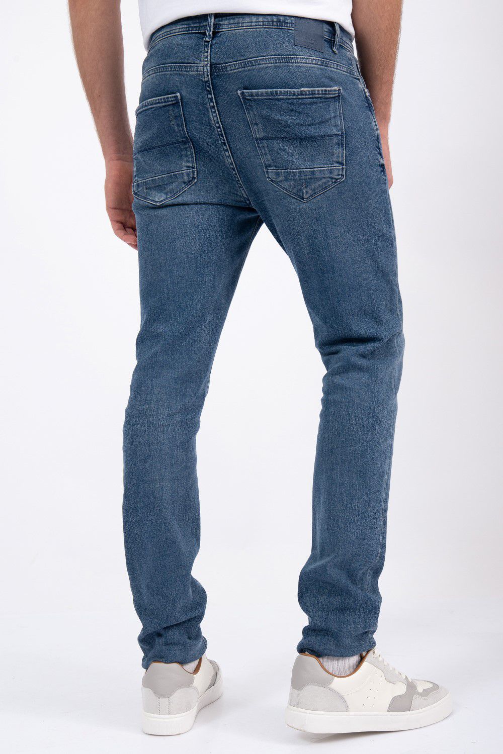 ג’ינס בגזרת SLIM