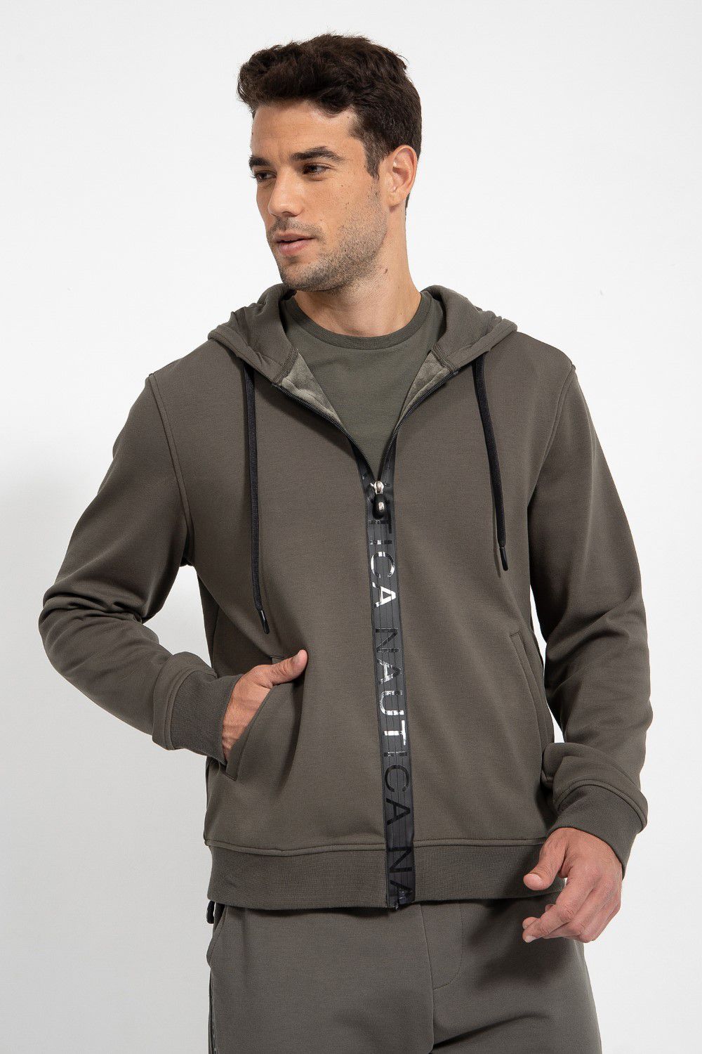 סווטשירט רוכסן עם סטריפ לוגו במרכזו