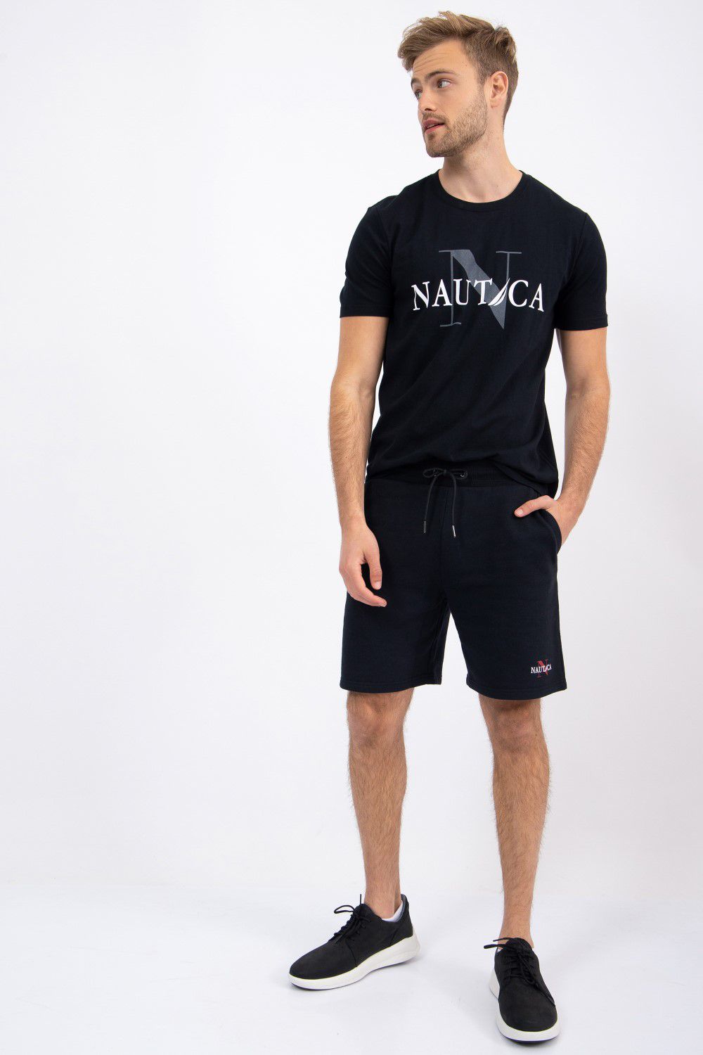 מכנסי טרנינג קצרים עם כיסים צדדיים