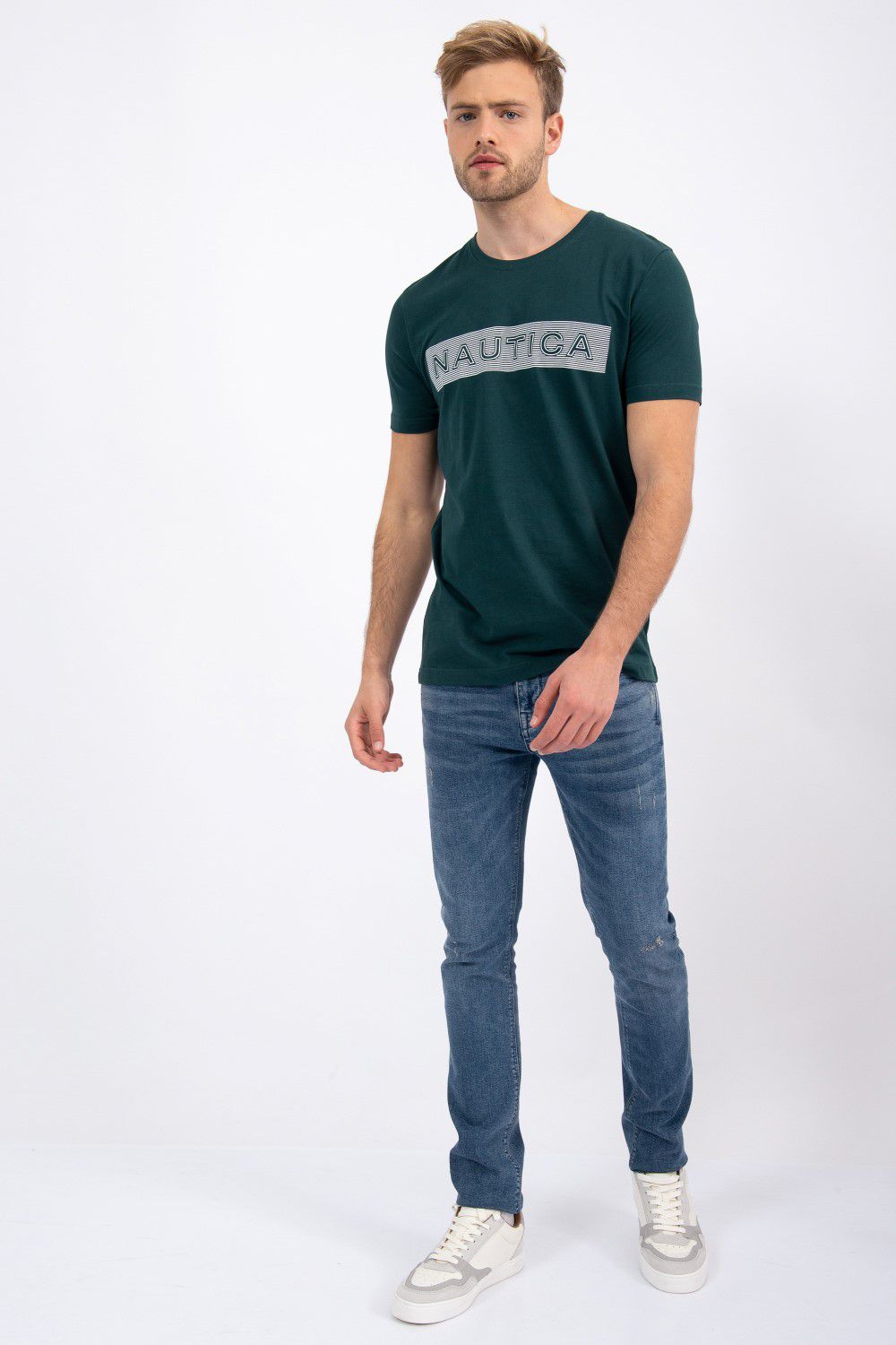 טי שירט בהדפס לוגו על רקע פסים