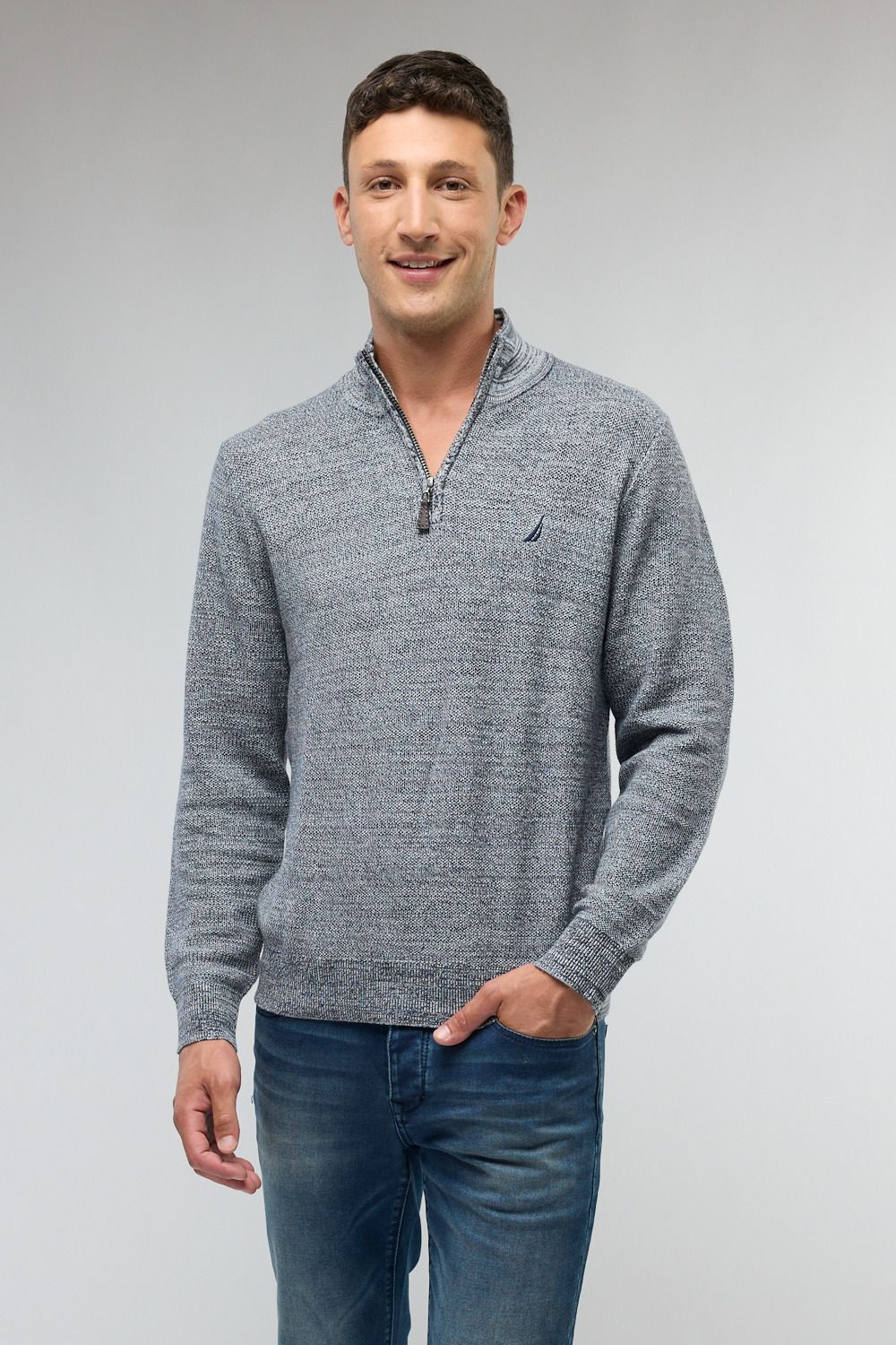 סריג איכותי עם רוכסן בצווארון ולוגו נאוטיקה לגבר