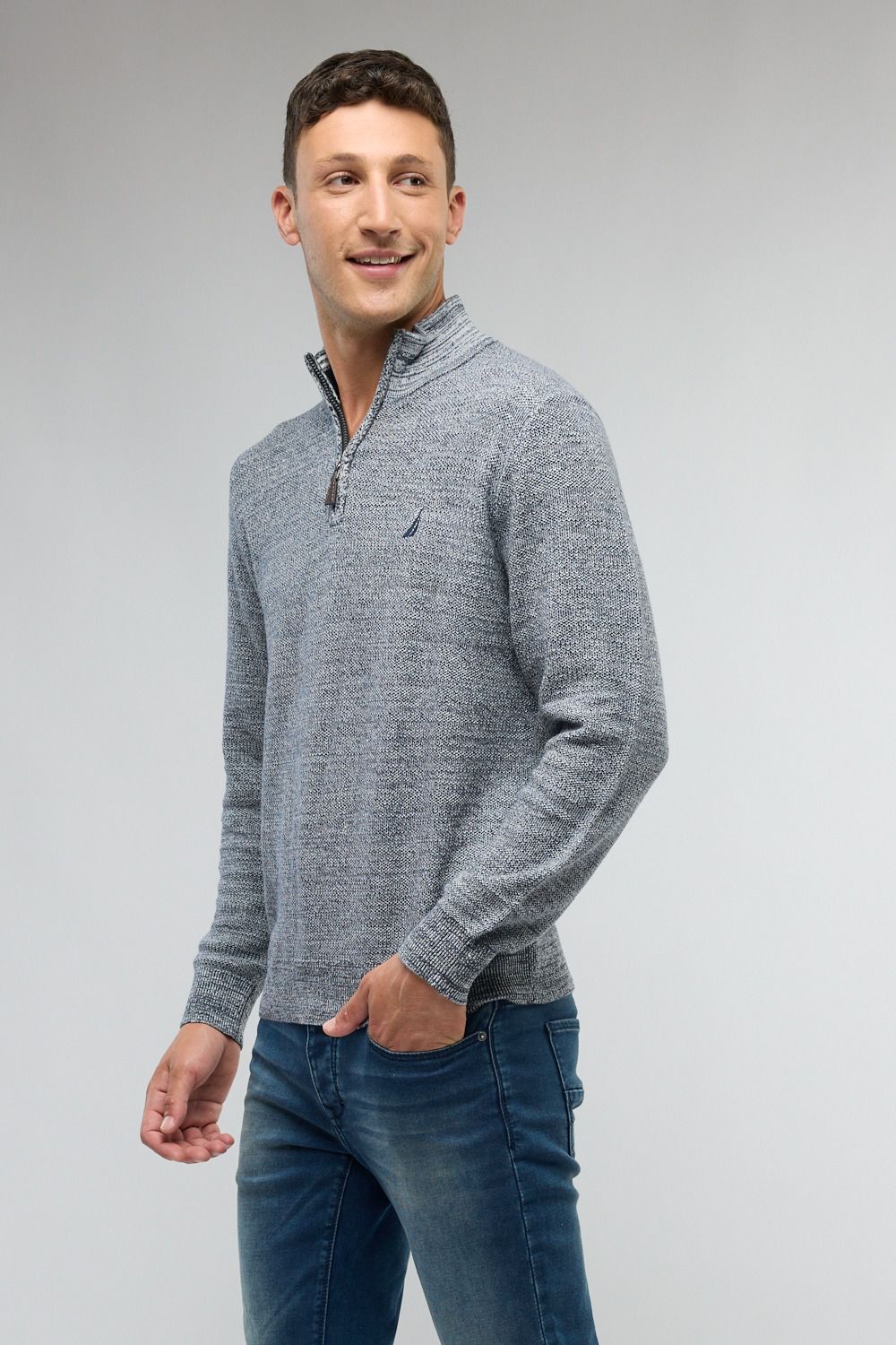 סריג איכותי עם רוכסן בצווארון ולוגו נאוטיקה לגבר