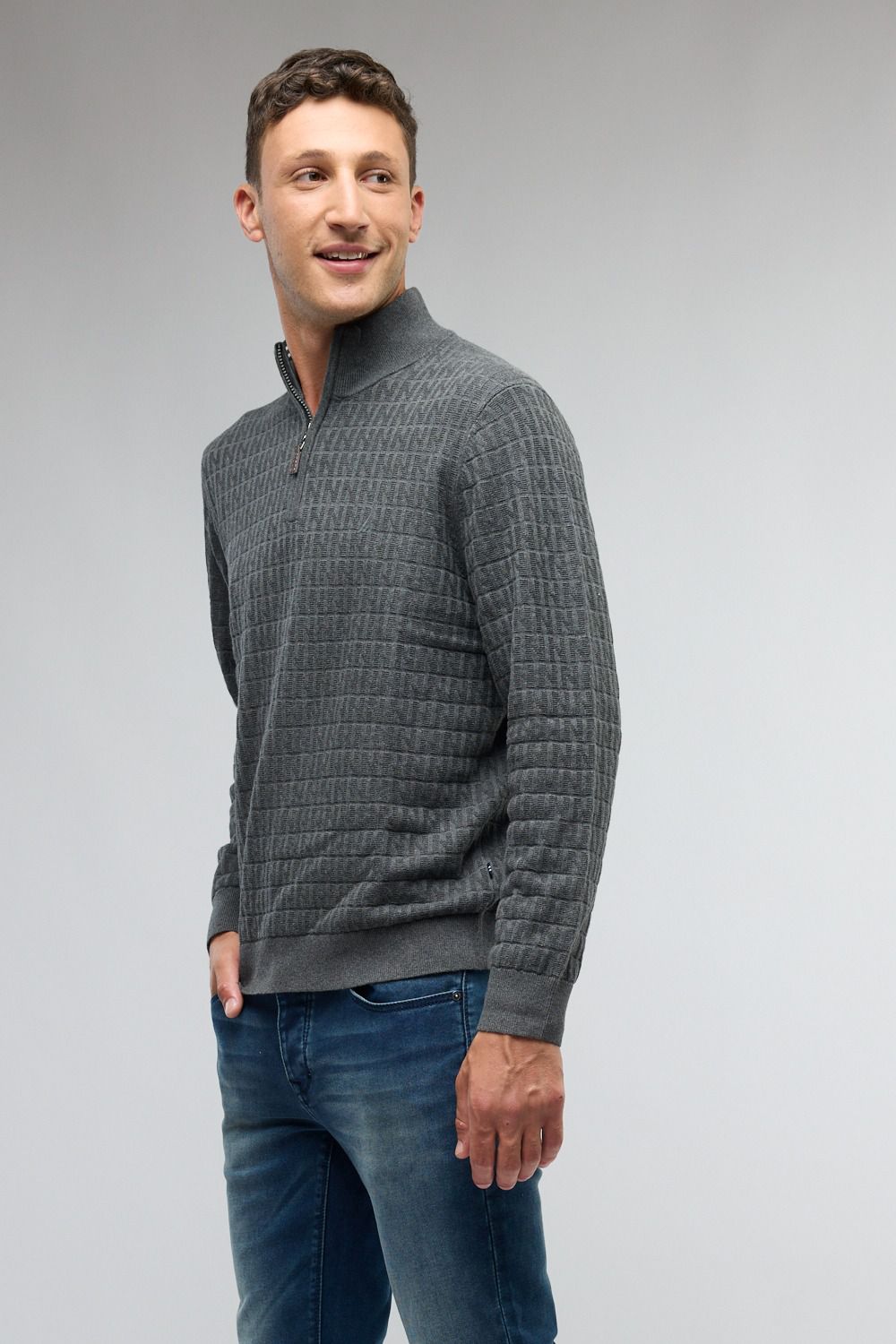 סריג עם רוכסן בצווארון ולוגו נאוטיקה לגבר